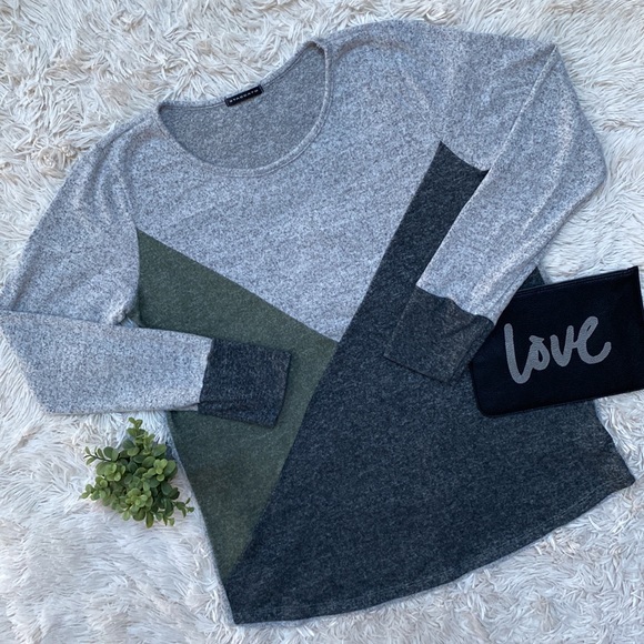 Staccato Colorblock LS Top 💗 Gray Charcoal & Green - Picture 1 of 12